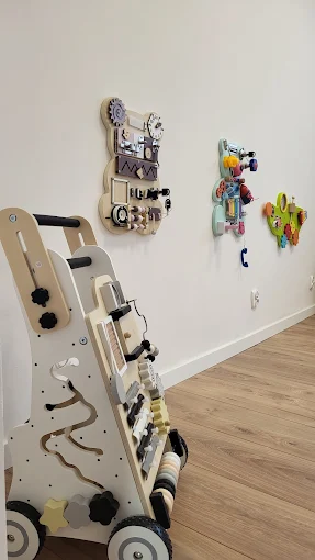 Ściana z busy-boardami — zabawki edukacyjne z zamkami i zatrzaskami