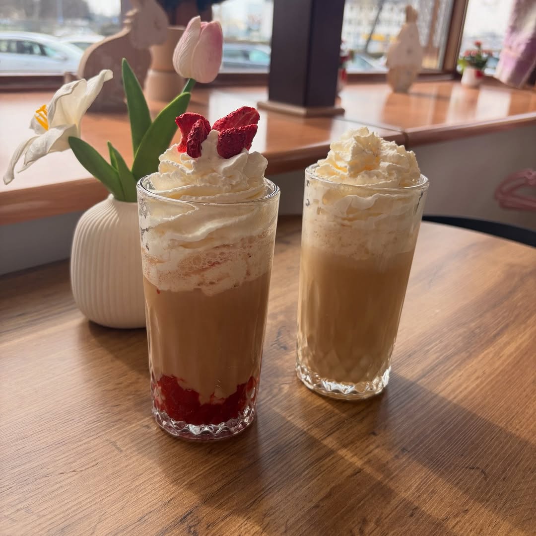 Kawa i wypieki w kawiarni Bawidełka